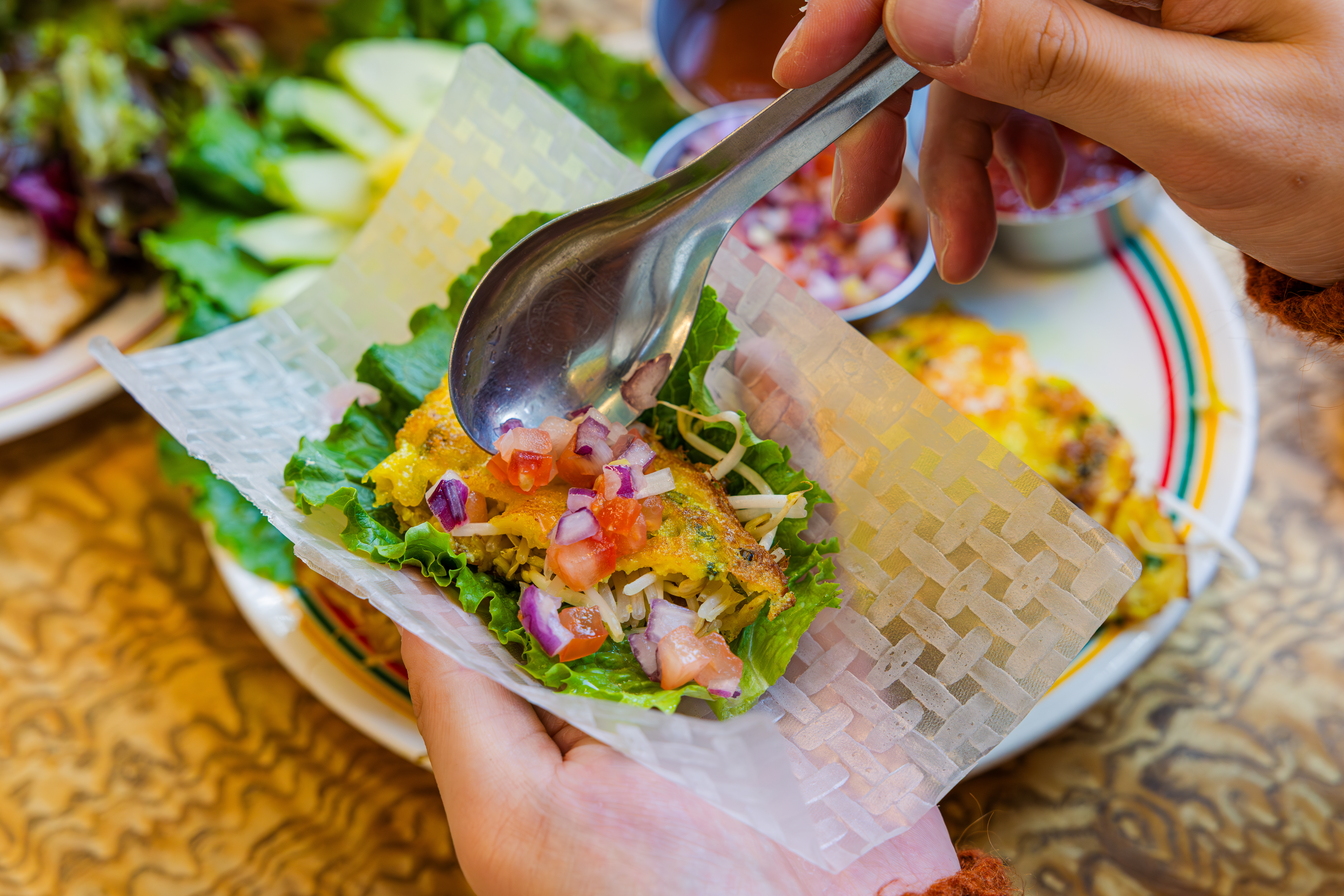 '꾸아 성수본점'의 대표메뉴, 1인 분짜를 즐기고 있다.