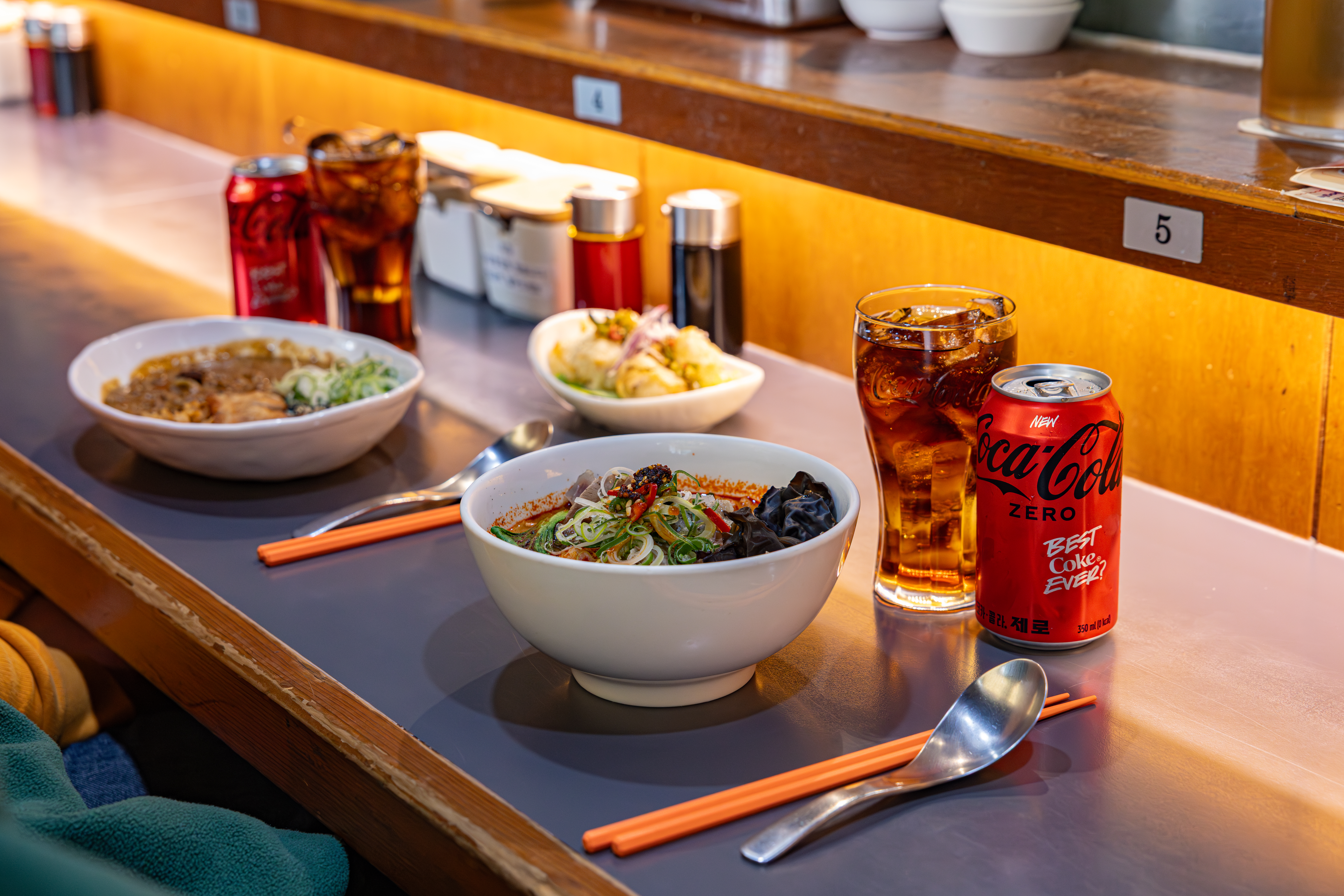 레드리본 맛집 '정육면체'의 대표메뉴, 홍탕 우육면, 깨부수면, 초유린기를 코카-콜라 제로와 함께 즐기고 있다.