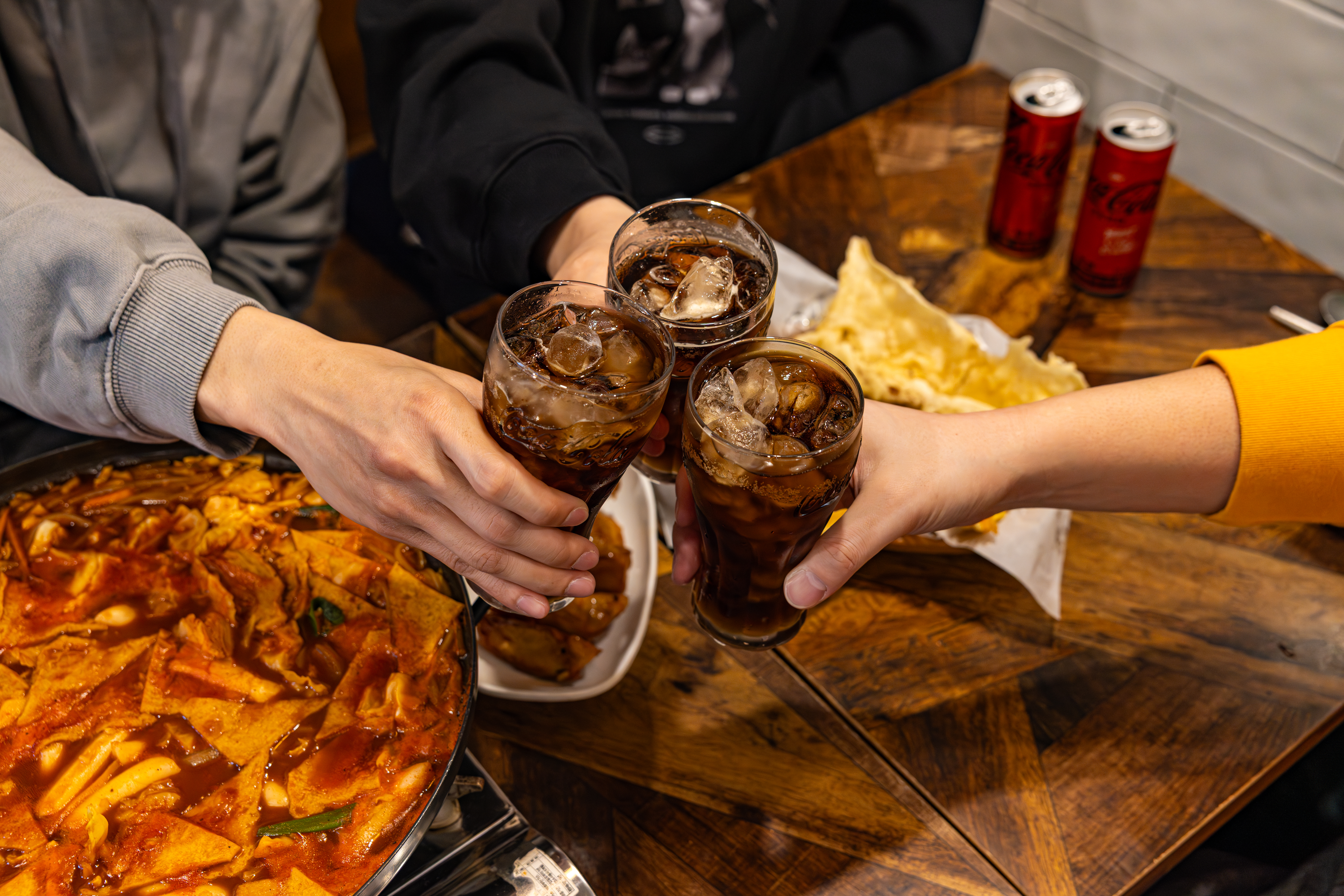 레드리본 맛집 '오리지날분식'의 대표메뉴, 즉석떡볶이와 튀김을 코카-콜라 제로와 함께 즐기고 있다.