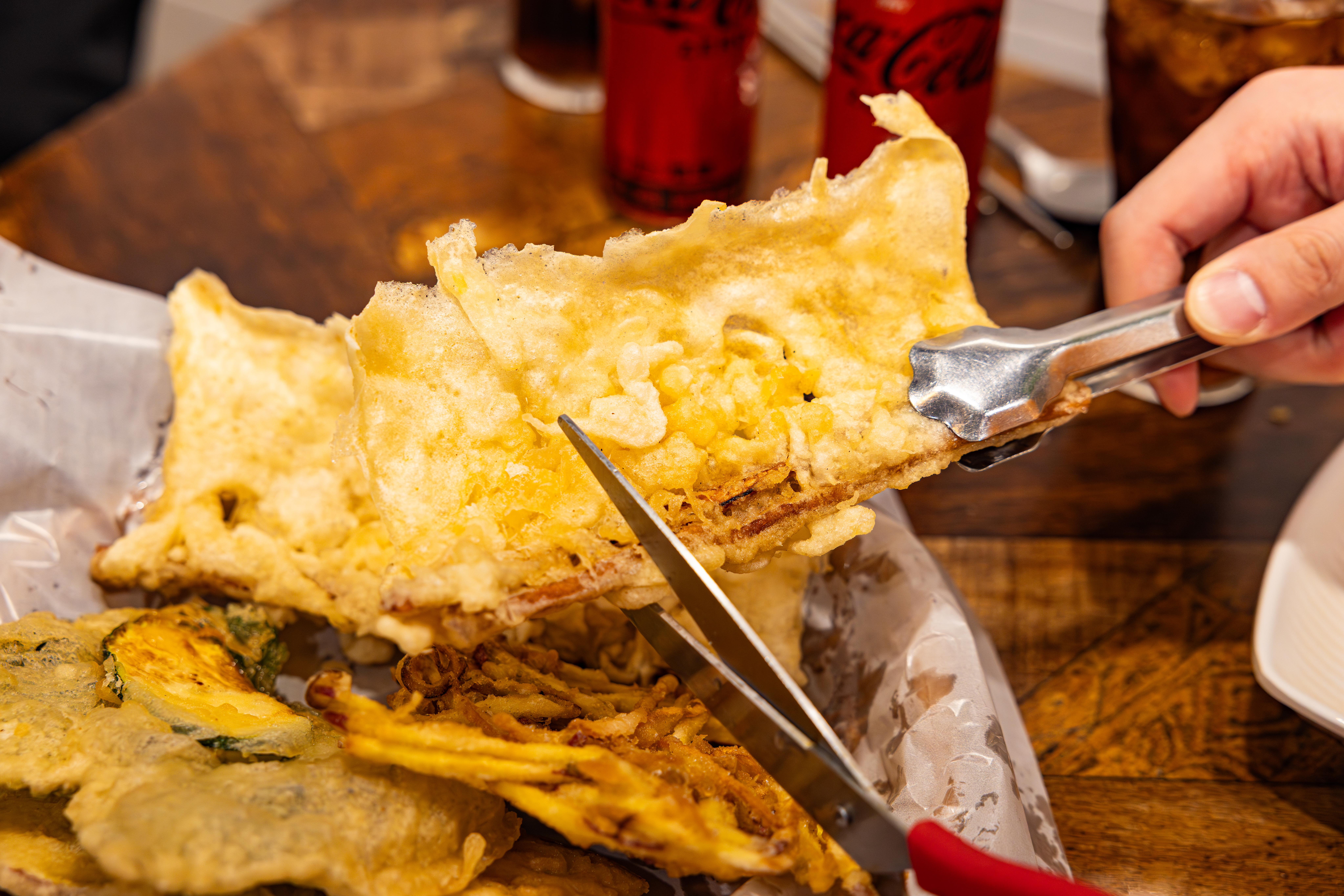 레드리본 맛집 '오리지날분식'의 대표메뉴, 오징어 튀김을 코카-콜라 제로와 함께 즐기고 있다.