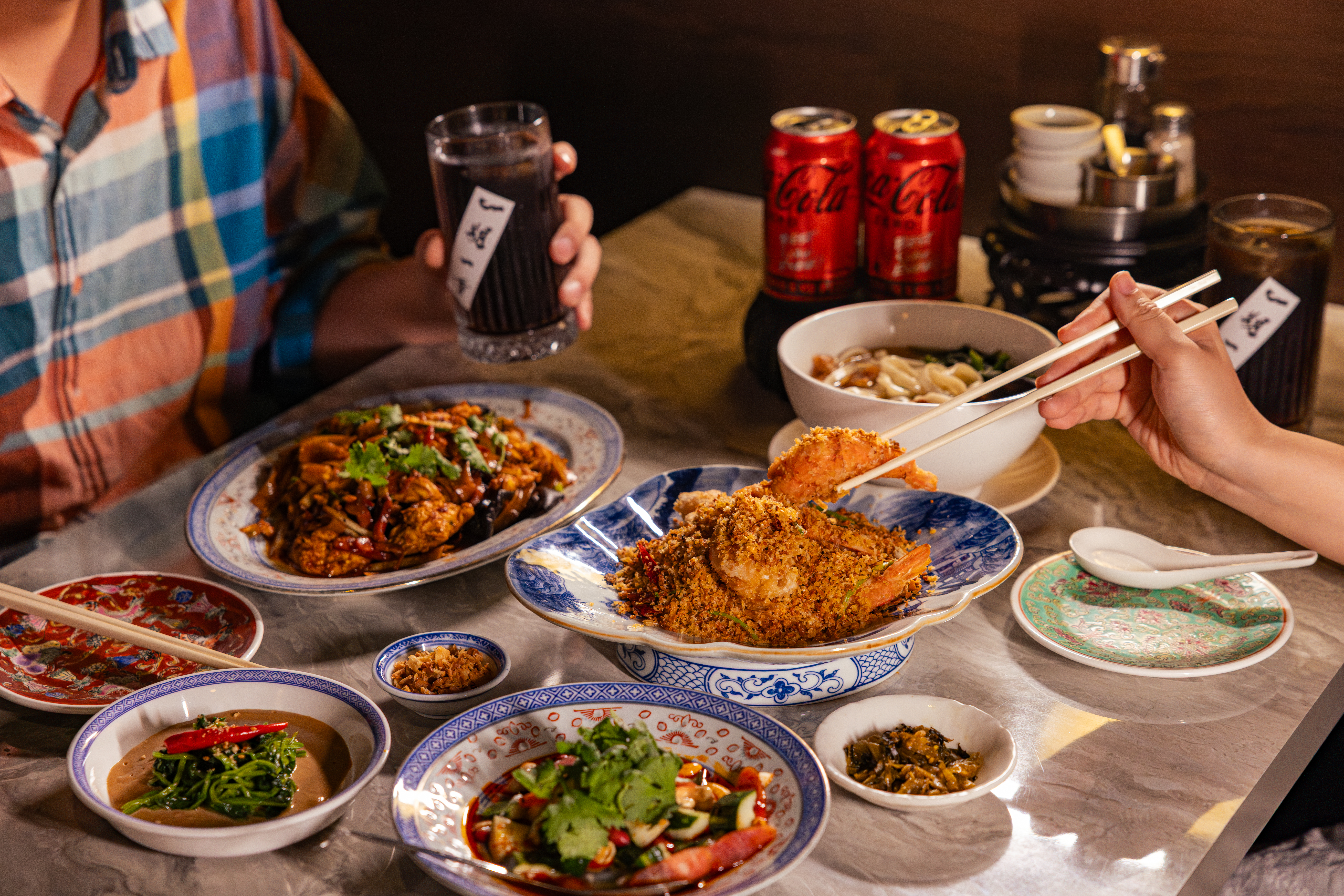 신용산 레드리본 맛집, 웨이 티하우스 앤 레스토랑의 대표 메뉴, 스태미나 우육면, 피풍당 새우, 사천식 마파두부밥, 초과조, 박황과를 코카-콜라 제로와 함께 즐기고 있는 사진