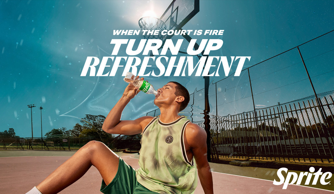 야외 농구 코트에서 경기를 마친 뒤 스프라이트를 마시며 상쾌함을 표현한 광고 이미지