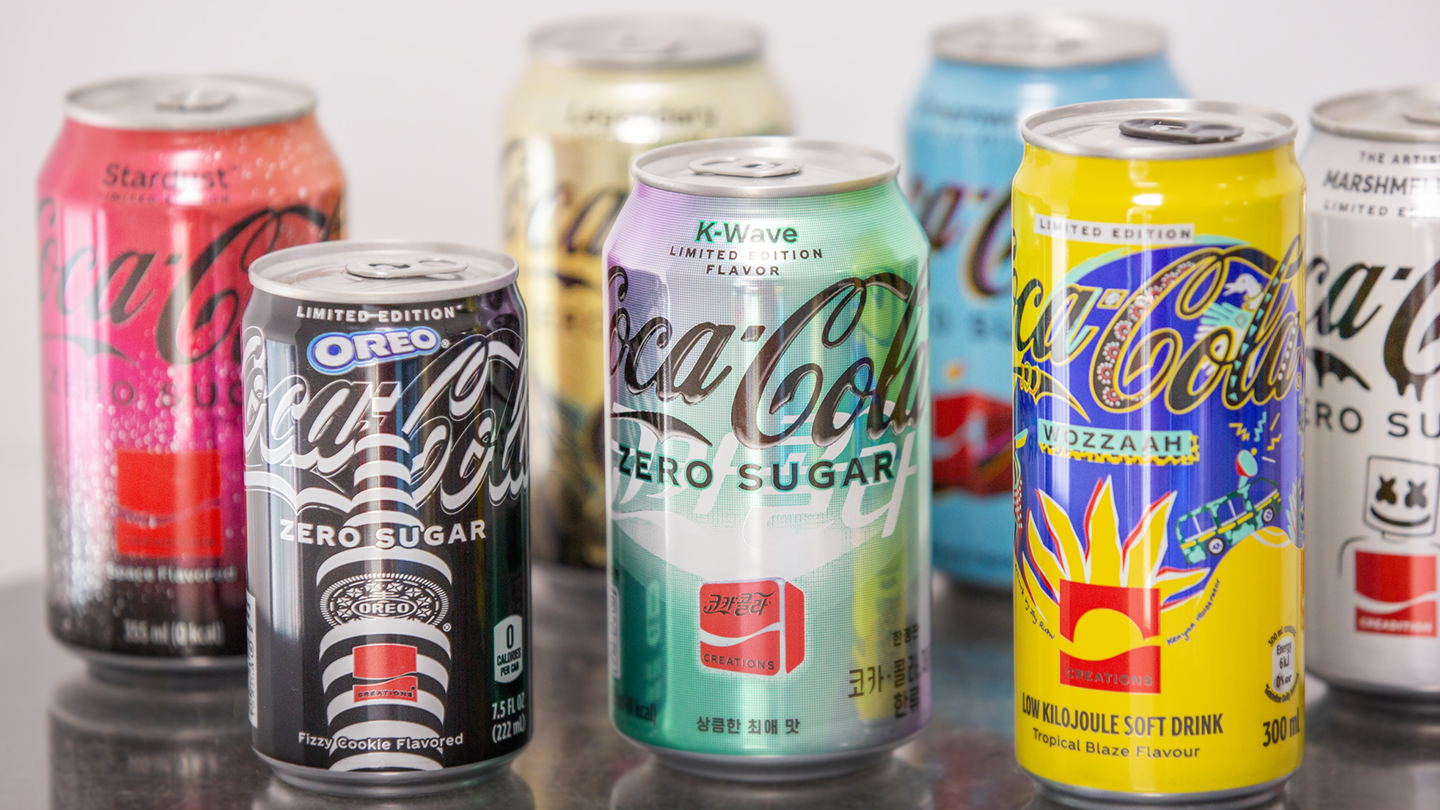 코카-콜라 크리에이션 캔들이 한 곳에 모인 이미지