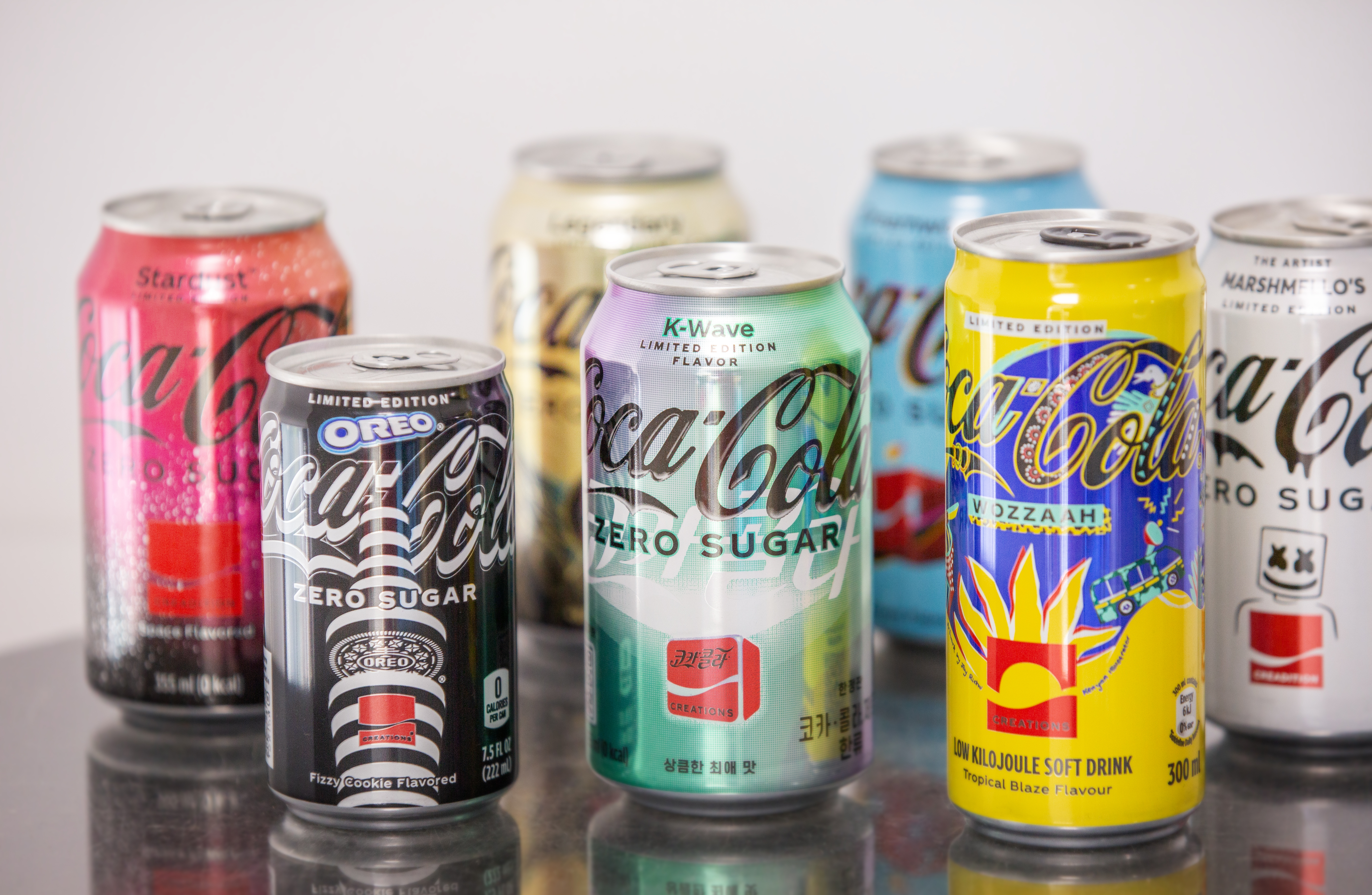 코카-콜라 크리에이션 시리즈가 한 곳에 모여진 이미지