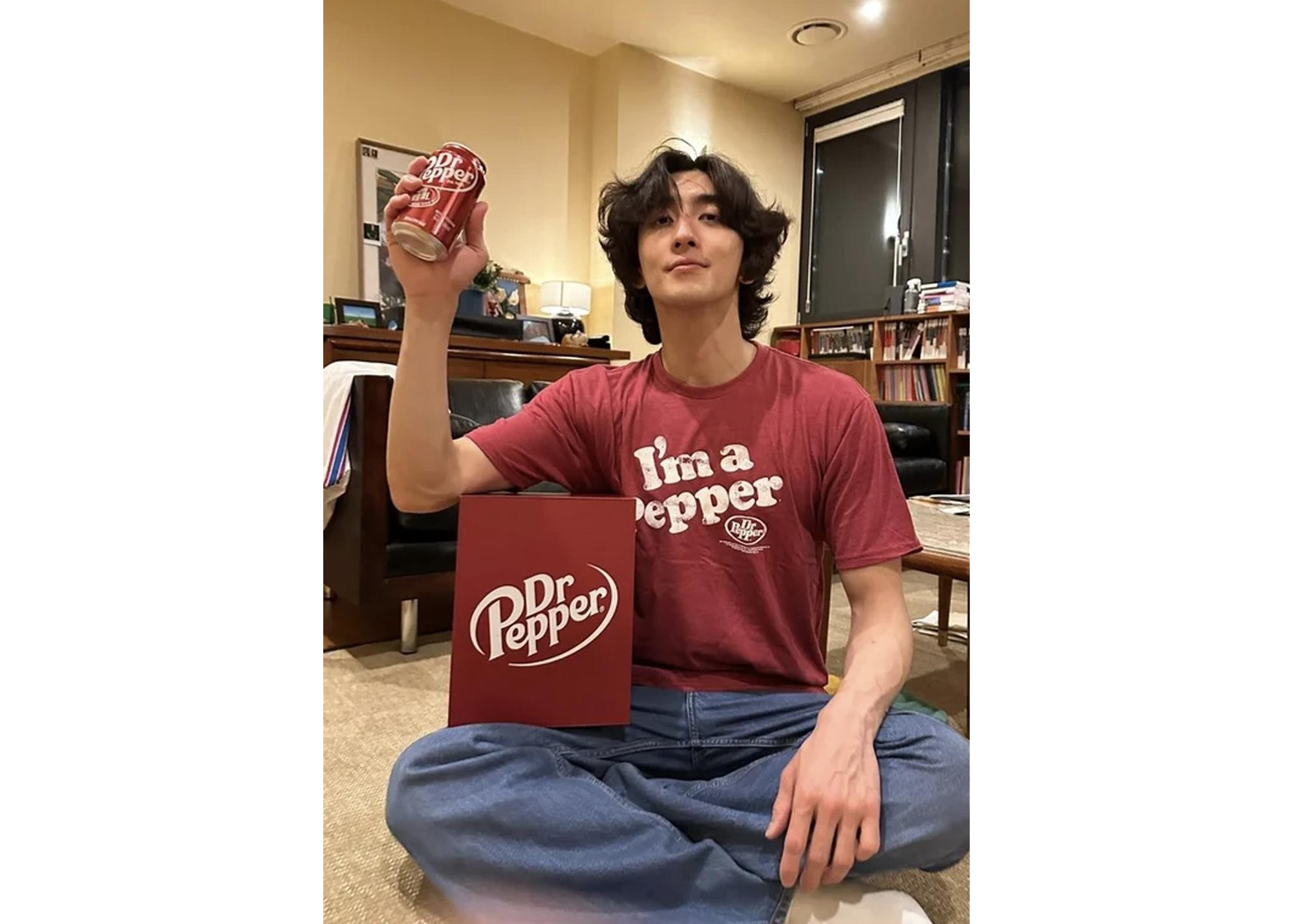 닥터페퍼를 들고 있는 잔나비 최정훈