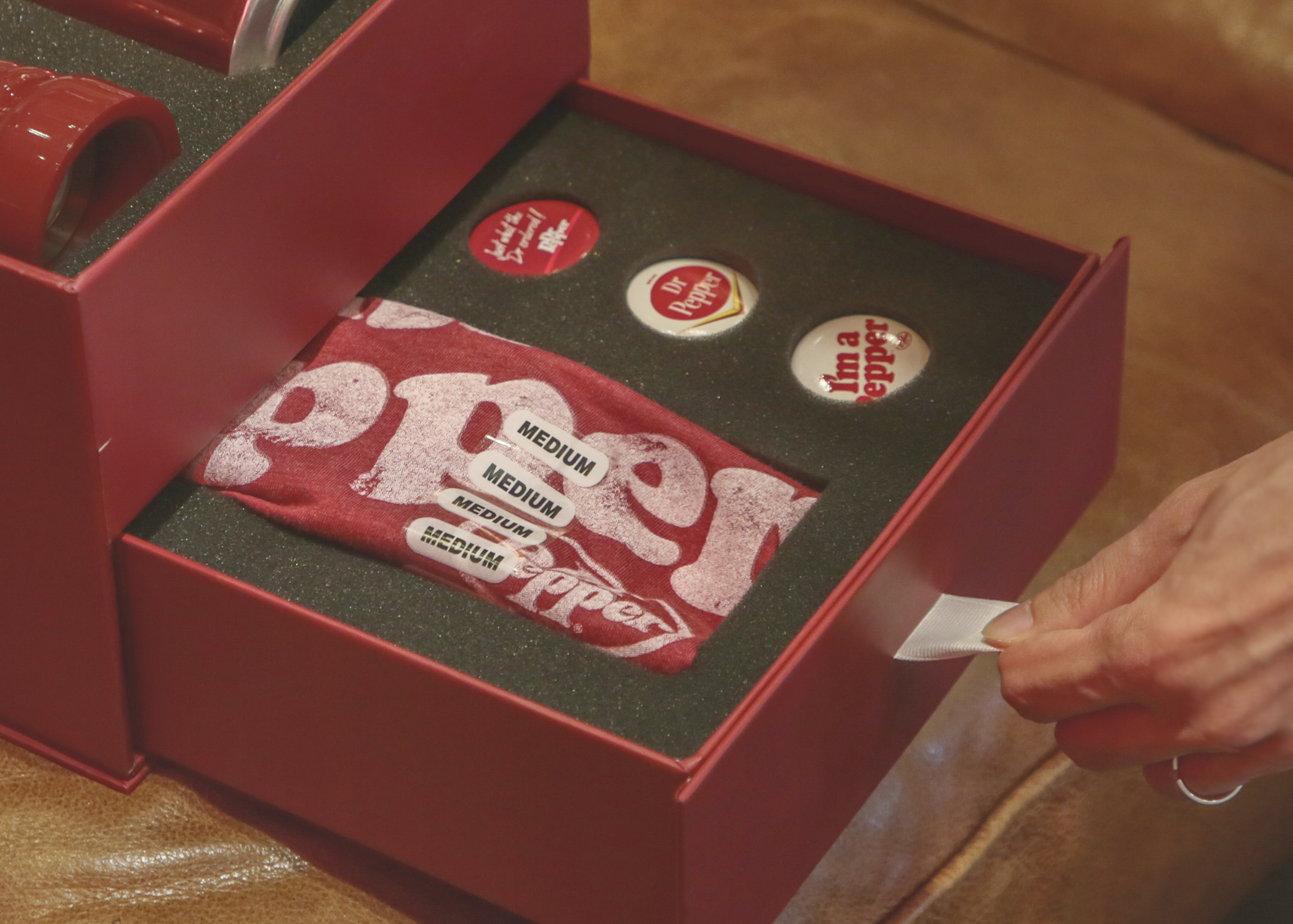 닥터페퍼 선물 박스 내부에 들어 있는 닥터페퍼의 굿즈