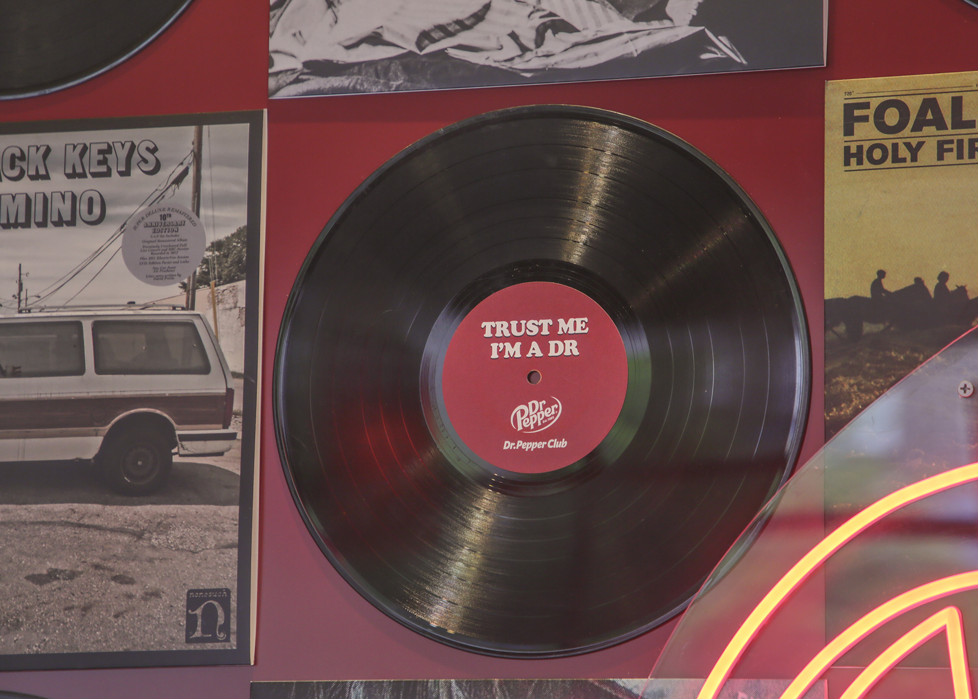 닥터페퍼 클럽 내부의 인테리어로 배치된 LP판