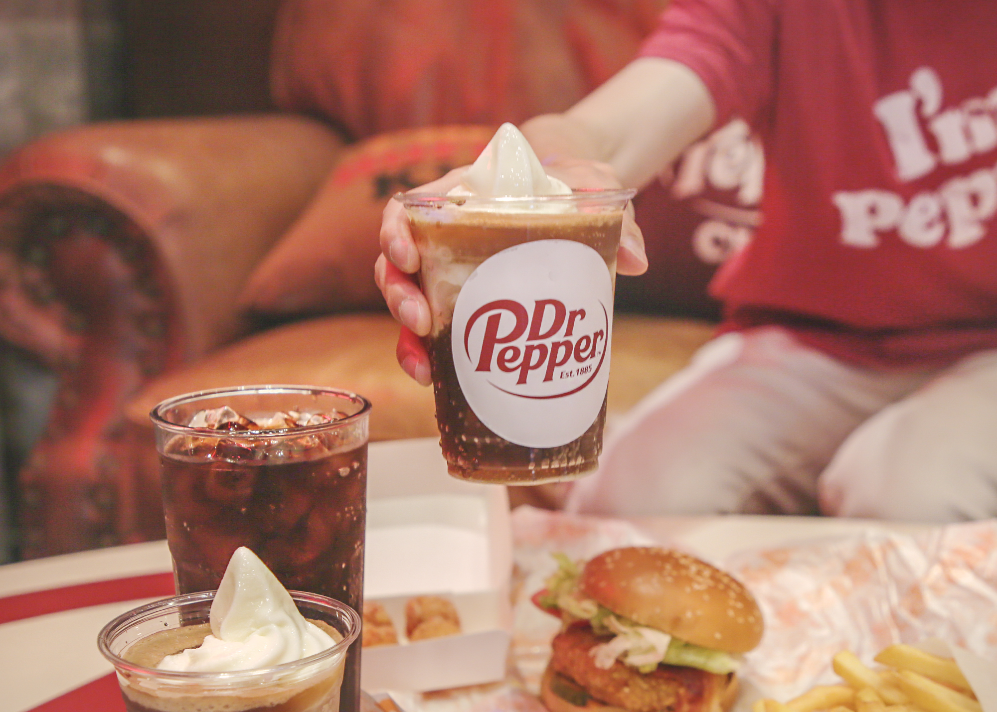 킹플로트를 들고 있는 사진