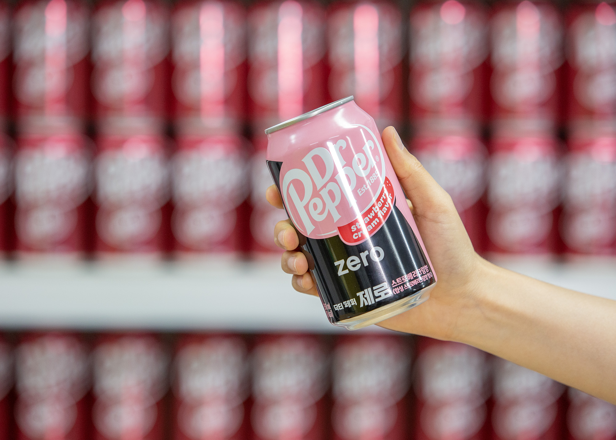 닥터페퍼 제로 스트로베리크림향을 들고있는 이미지