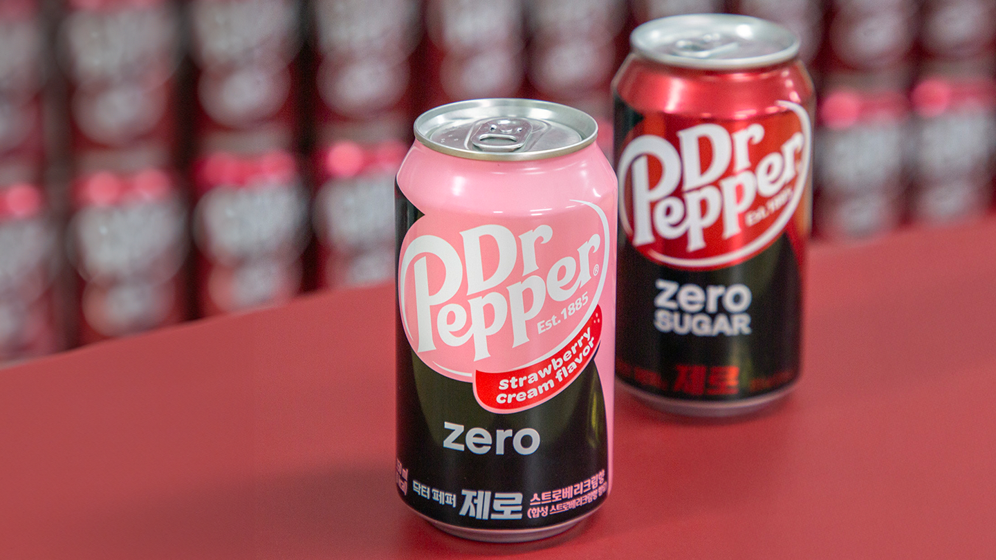닥터페퍼 제로 스트로베리크림향과 닥터페퍼 제로가 나란히 놓여진 이미지