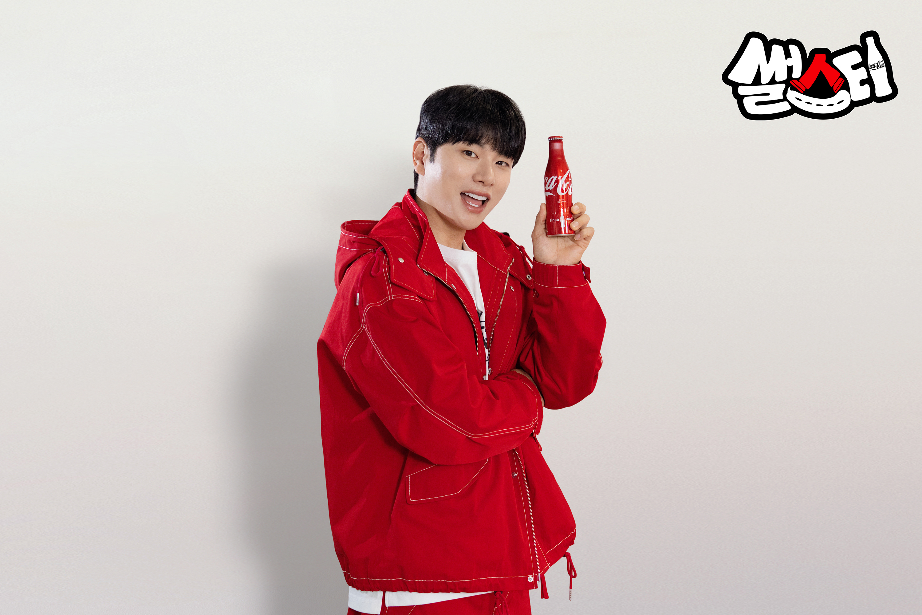 코카-콜라를 들고 있는 이이경