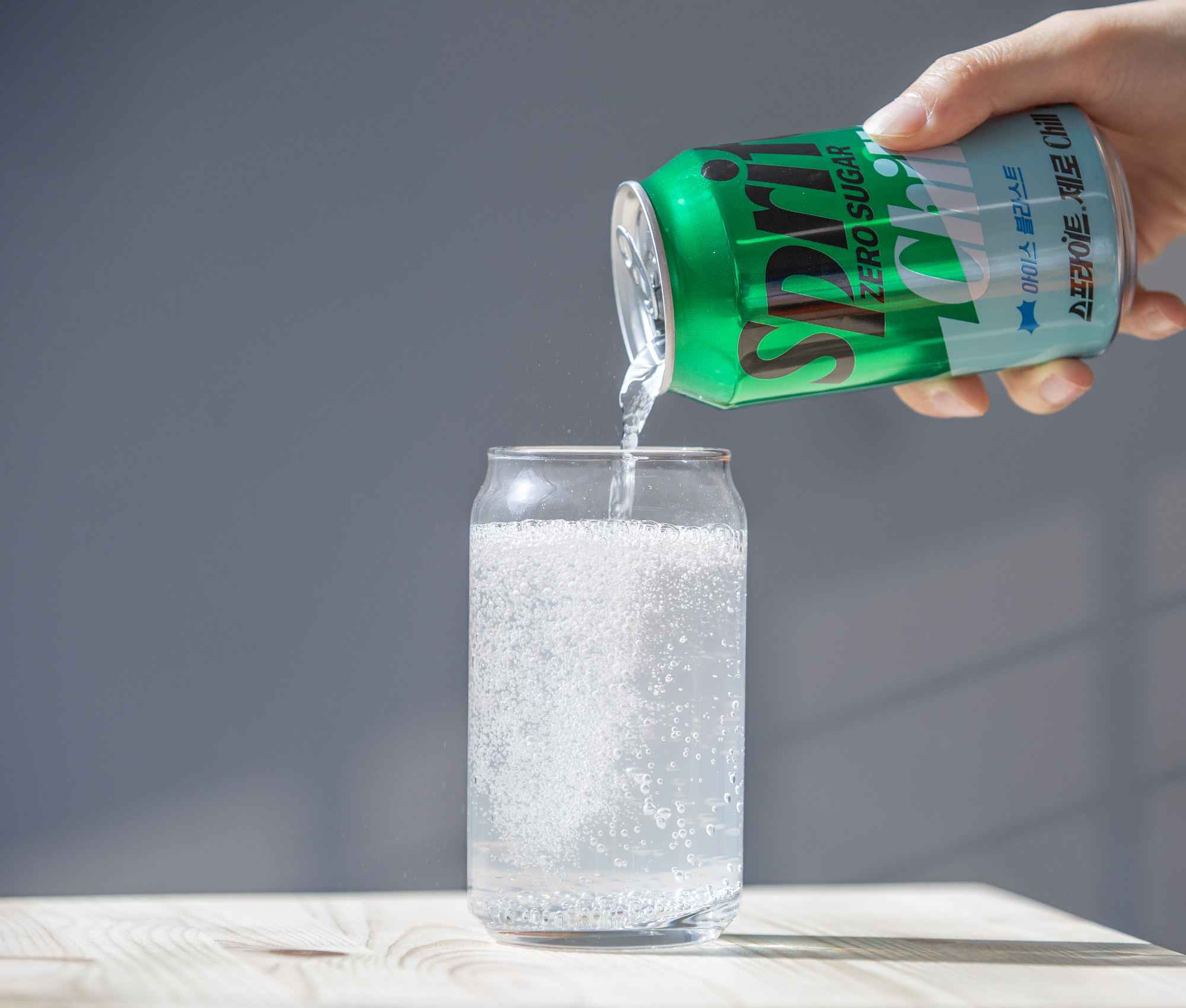 스프라이트 제로 Chill을 컵에 따르는 이미지