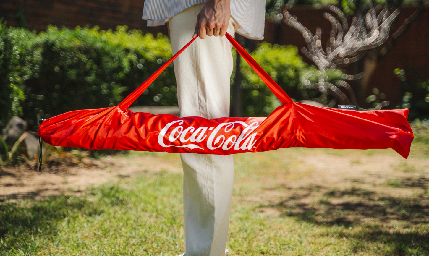 코카-콜라 원더플 우산 텐트를 들고 있는 사진