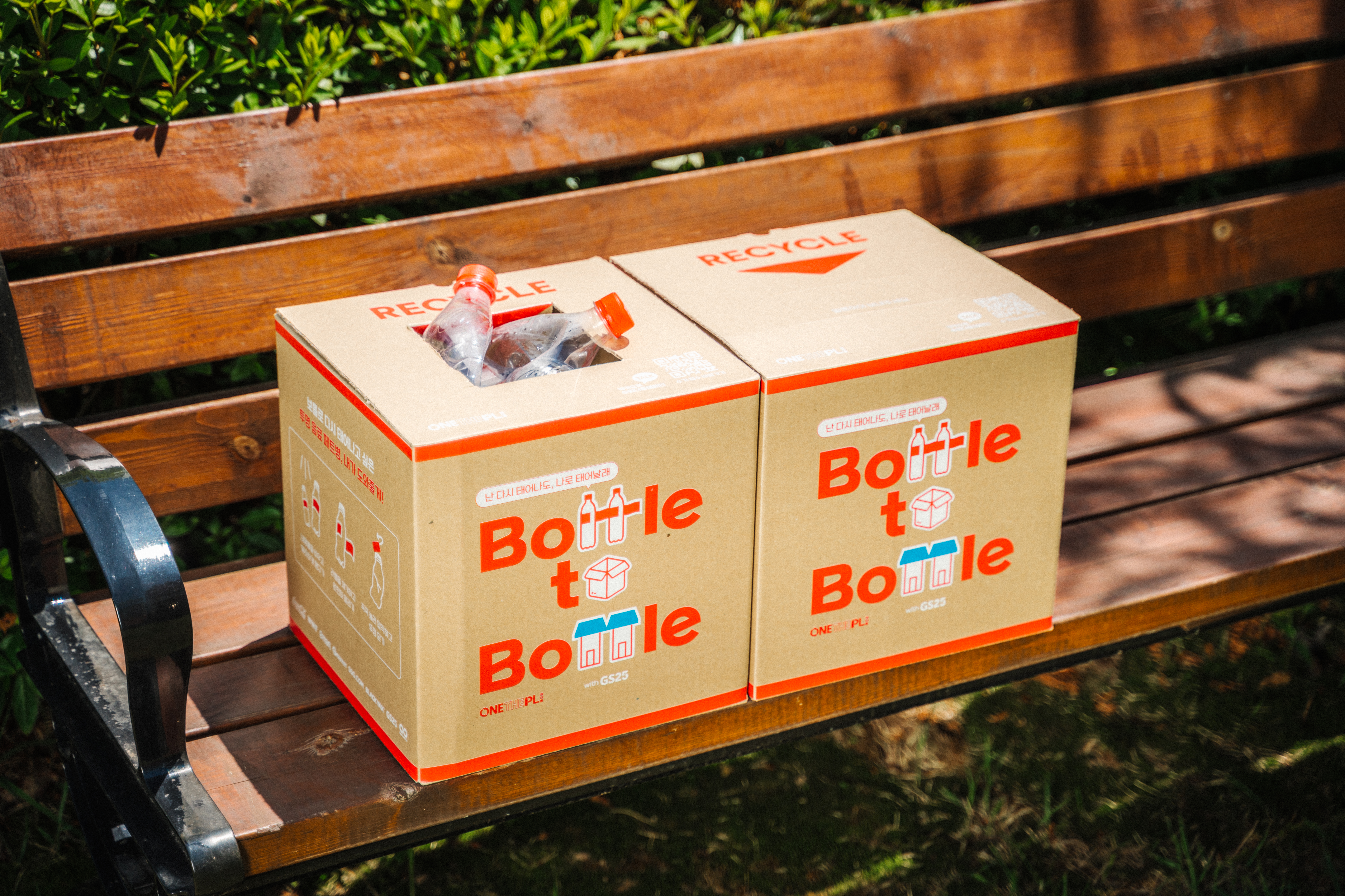 대학 캠퍼스 벤치 위에 놓여있는 캠퍼스 챌린지용 제로 웨이스트 박스 2개