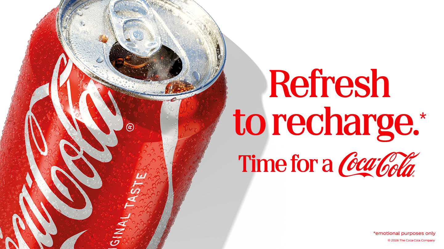 Noul look al dozei Coca-Cola, al[turi de mesjul "Refresh to recharge" pe un fundal alb.