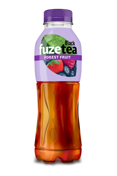 Shishe Fuze Tea çaj i zi me shije fruta pylli në sfond të bardhë.
