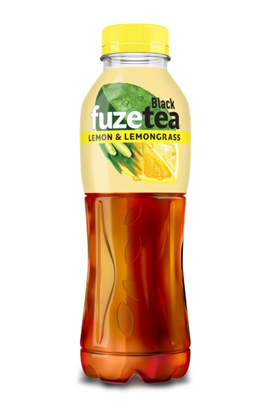 Shishe Fuze Tea çaj i zi me shije limoni dhe bar limoni në sfond të bardhë.