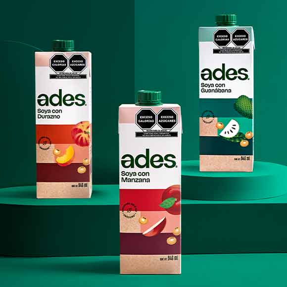 Tres cajas de bebidas Ades sobre un fondo verde. Sabores: Manzana, Durazno y Guanábana.