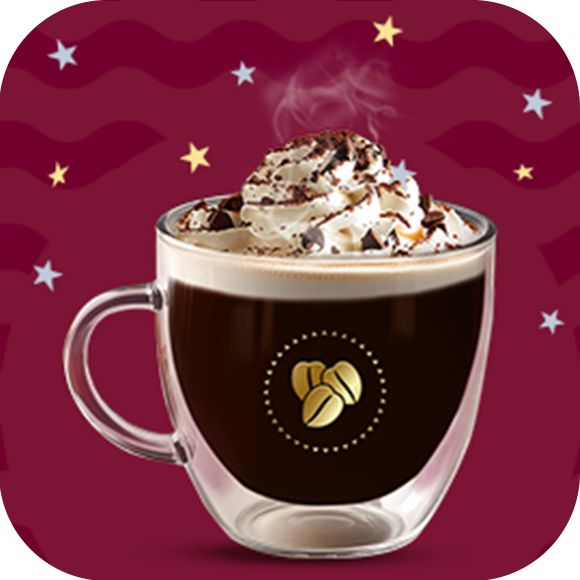 Una taza de cristal con café vienés caliente con crema batida por encima decorado con caco en polvo sobre un fondo en tonos guinda.