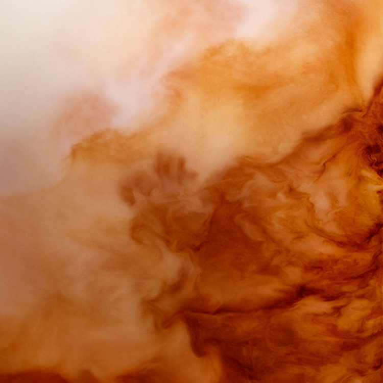 Chorro de leche mezclándose con un café para terminar el flat white.