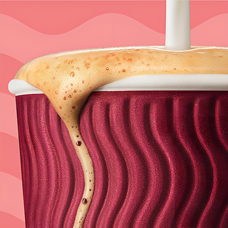 Vaso de café con espuma sobre un fondo rosa con lineas onduladas de color mas claro.