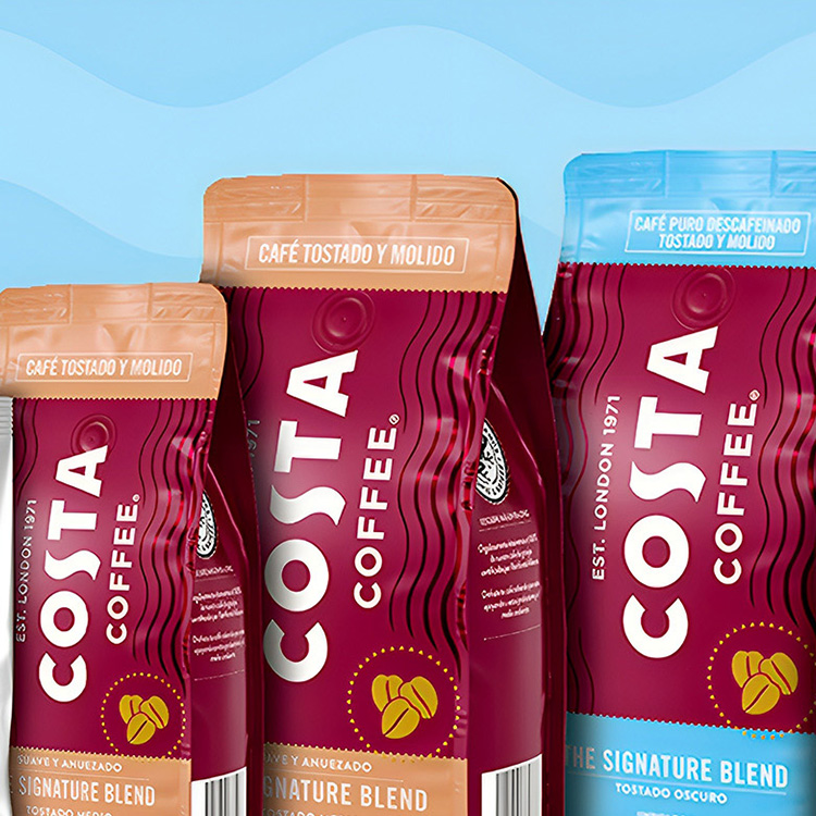 Packs de Costa Coffee molidos en un fondo celeste con lineas onduladas mas claras.