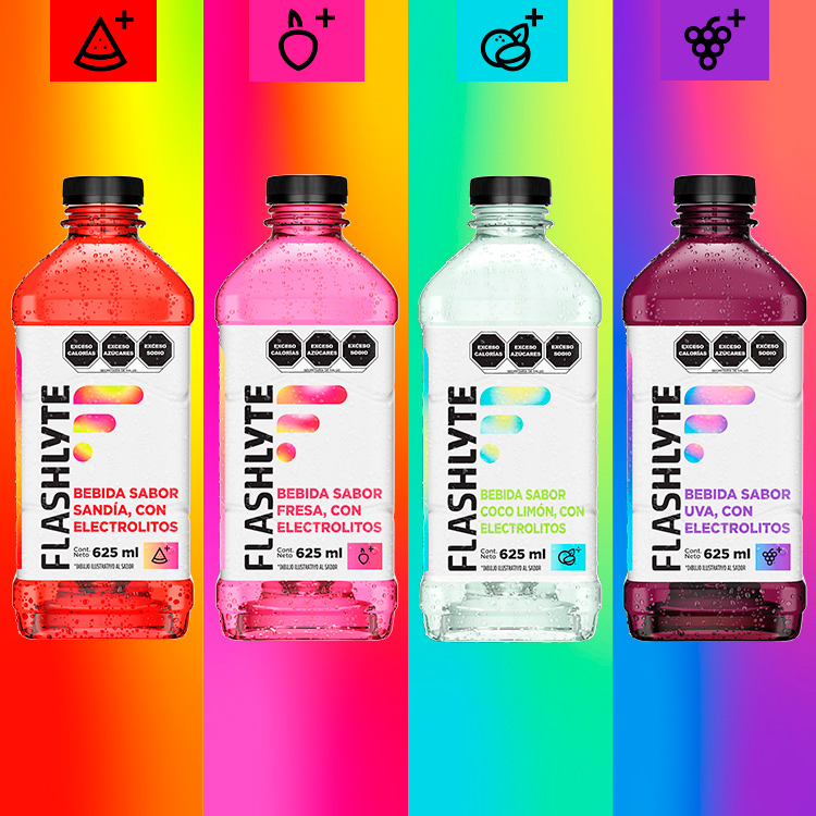 4 botellas de Flashlyte de Sandía, Fresa, Coco-Limón, Uva, con fondos coloridos.