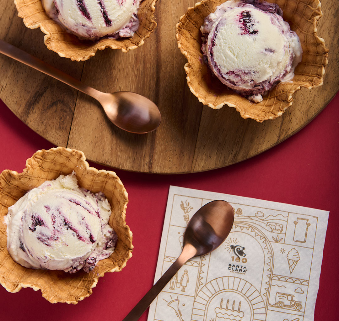 Helado de Santa Clara en conos de caseros, presentado sobre una tabla de madera con dos cucharas
