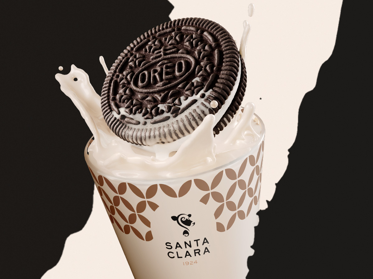 Banner Santa Clara con Oreo. Fondo negro con un vaso de Leche Santa Clara con una Oreo encima.