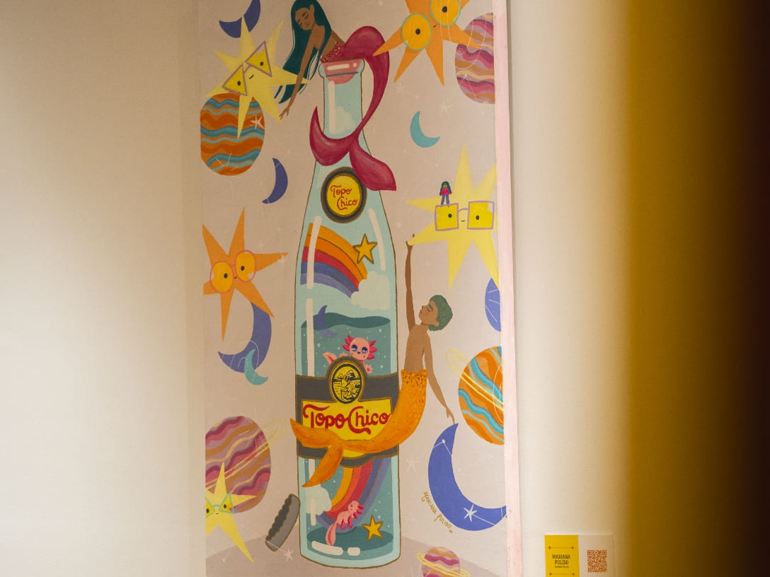 Una obra de arte vibrante y fantasiosa que celebra a Topo Chico, con una botella rodeada de elementos cósmicos y criaturas mágicas.