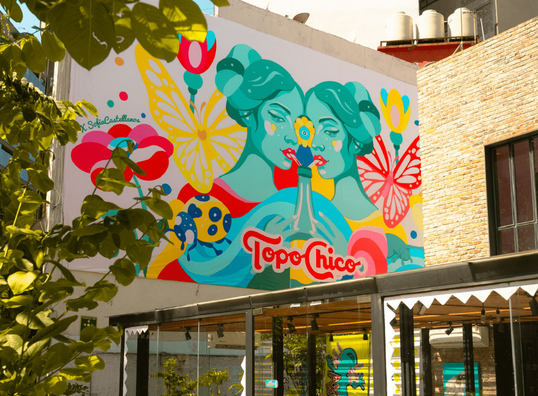 Un colorido mural de Topo Chico.