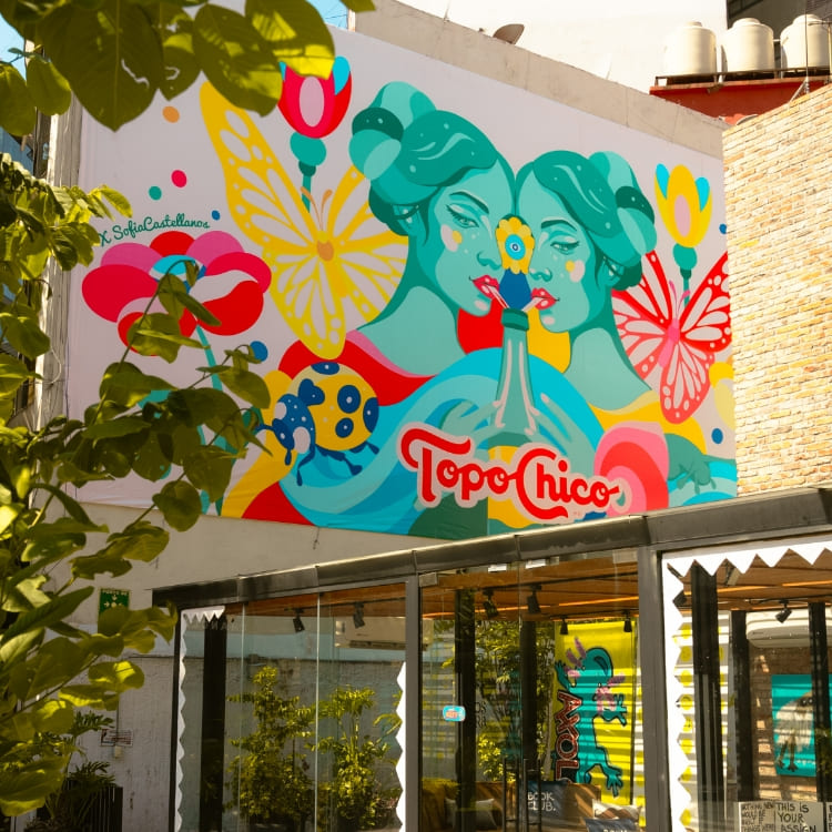 Un colorido mural de Topo Chico.