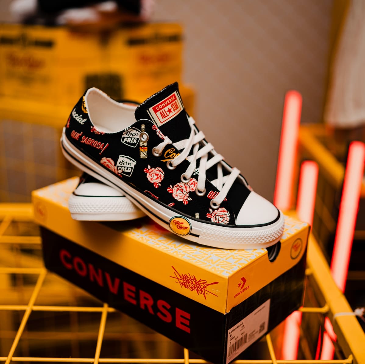 Zapatilla negra de Converse con diseño de Topo Chico.