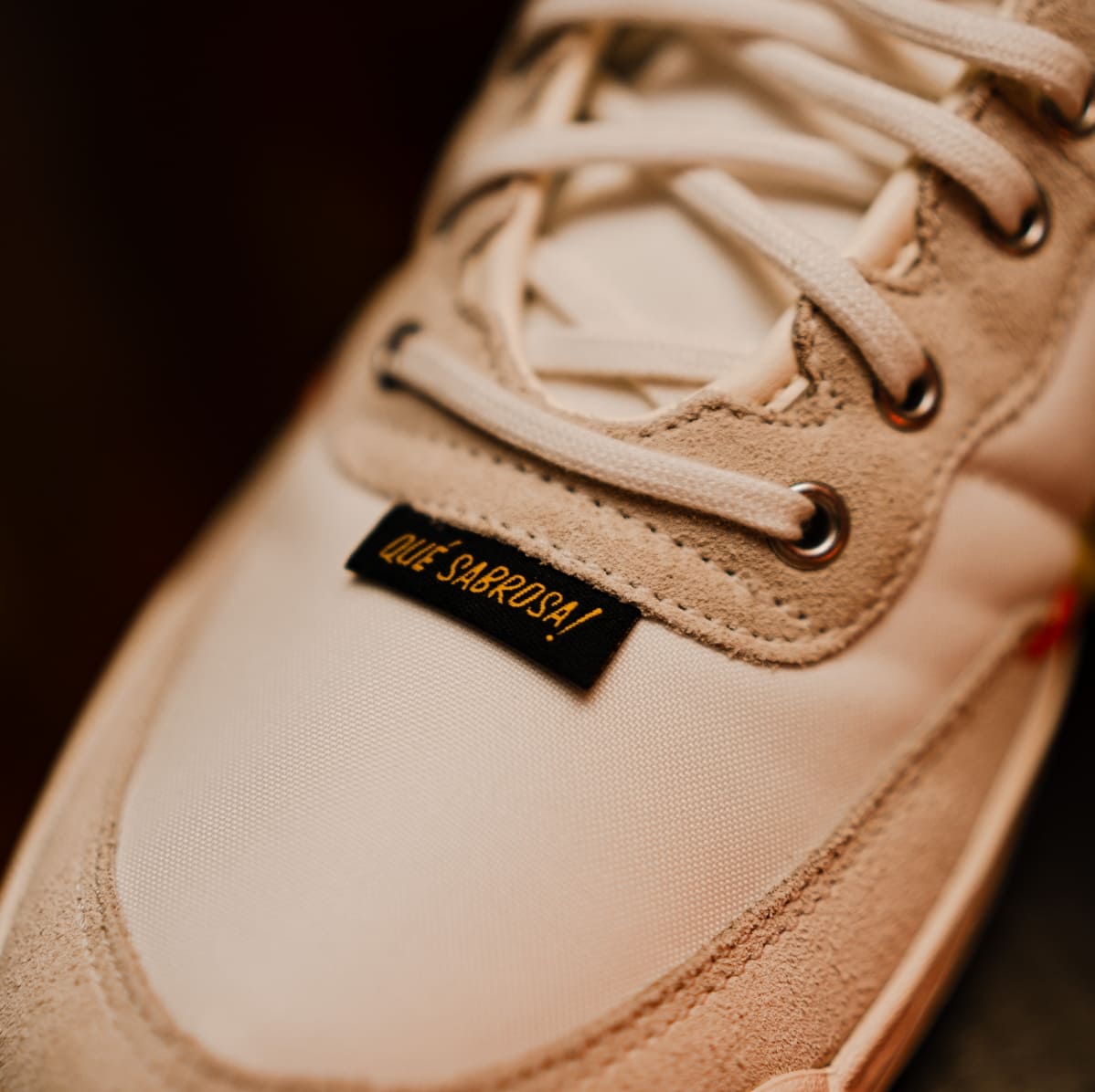 Zapatilla blanca de Converse con diseño de Topo Chico.