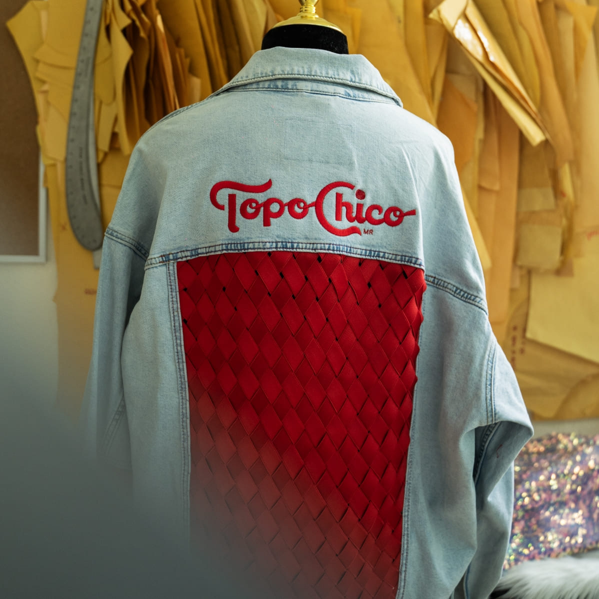 Zapatilla Converse blanca con diseño de Topo Chico.