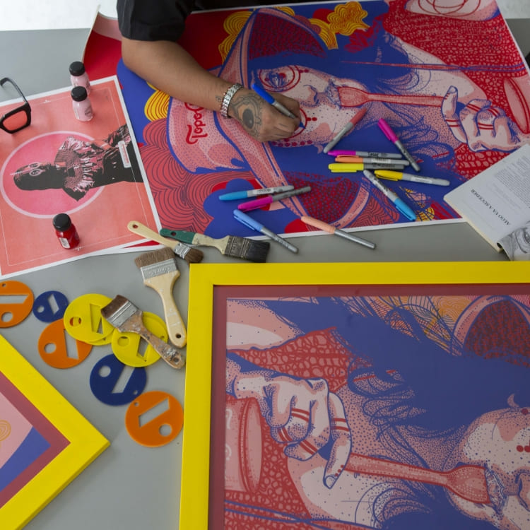 Dibujos de colores sobre fondo gris