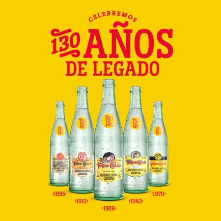 Imagen de color amarillo con botellas de Topo Chico a lo largo de las décadas junto con la inscripción Celebremos 130 años de legado