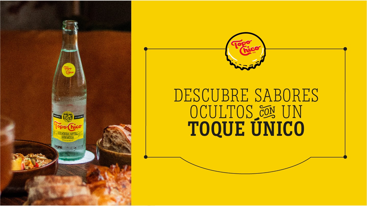 Botella de vidrio Topo Chico sobre una mesa con comida