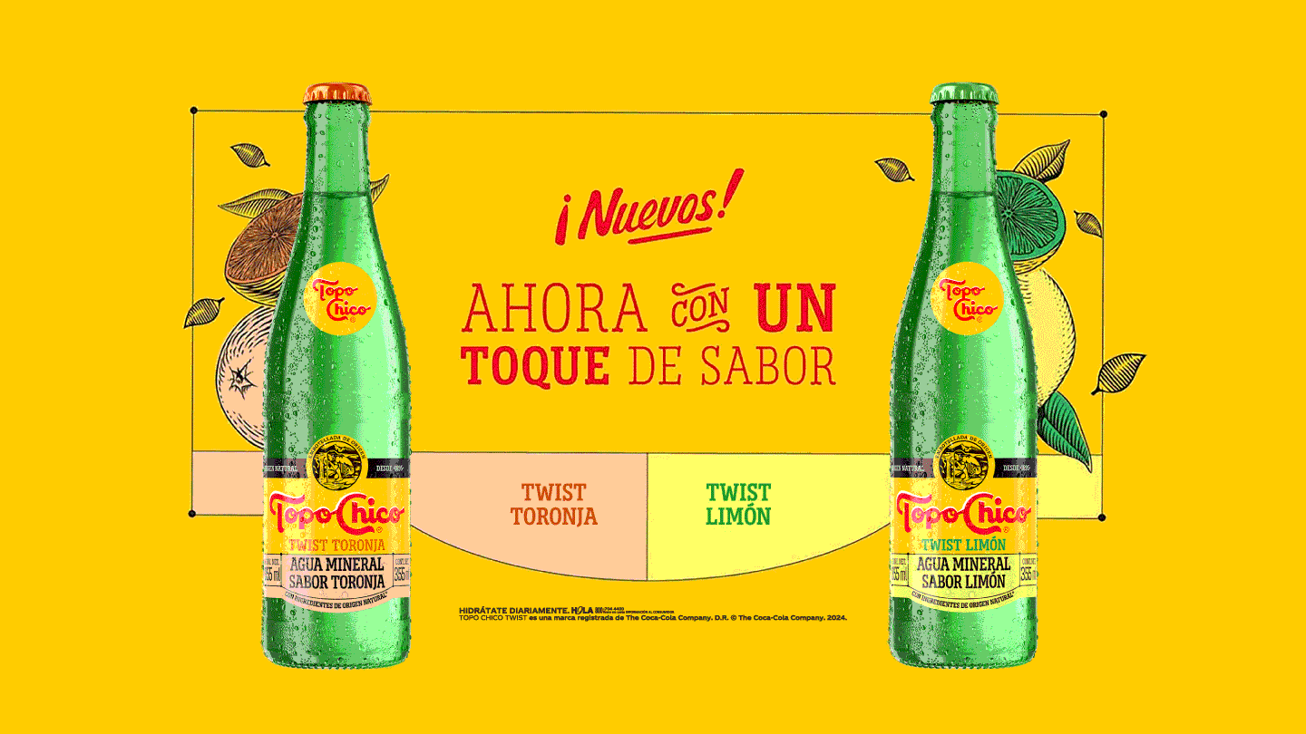 Topo Chico con texto: Ahora con un toque de sabor. Y dos botellas de vidrio color verde. Del lado izquierdo se encuentra sabor Twist Toronja; del lado derecho se encuentra sabor Twist de Limón.