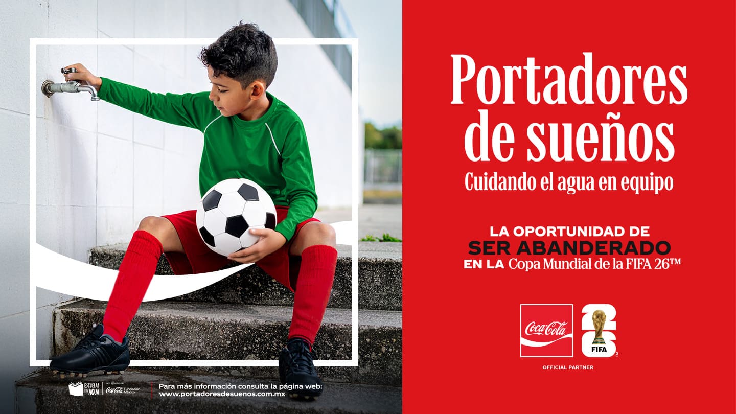 Póster rojo de Coca-Cola: "Portadores de sueños" convoca a ser abanderado en el Mundial FIFA 2026, promoviendo el cuidado del agua. Muestra un balón de fútbol y logos de "Escuelas en Agua".
