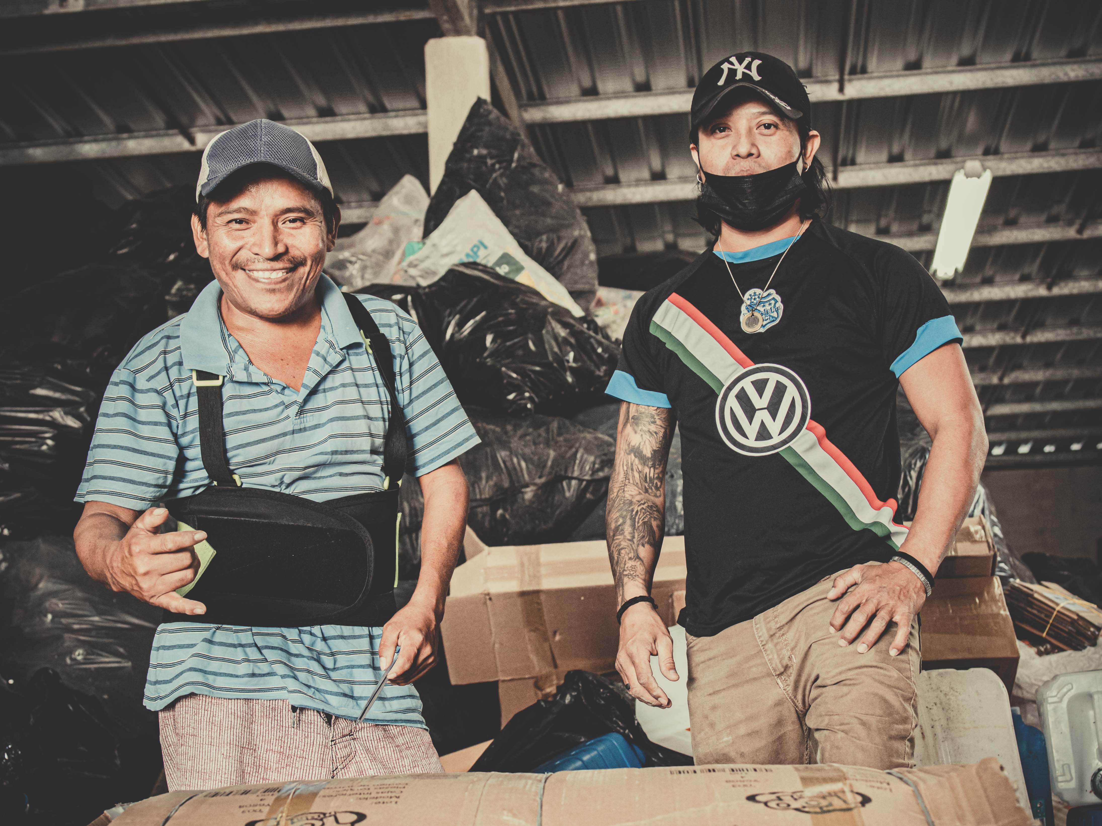 Imagen de dos hombres trabajando.