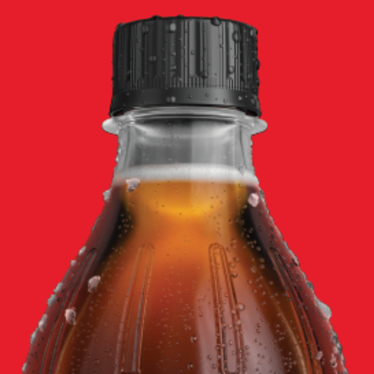 Close-up van de hals van een gekoelde Coca-Cola fles met zwarte dop en condensdruppels op een rode achtergrond.