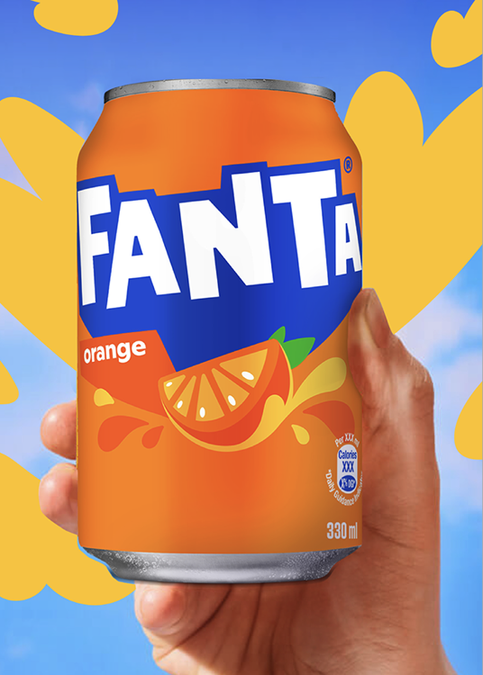 Käsi hoiab oranži Fanta purki sinisel taustal.