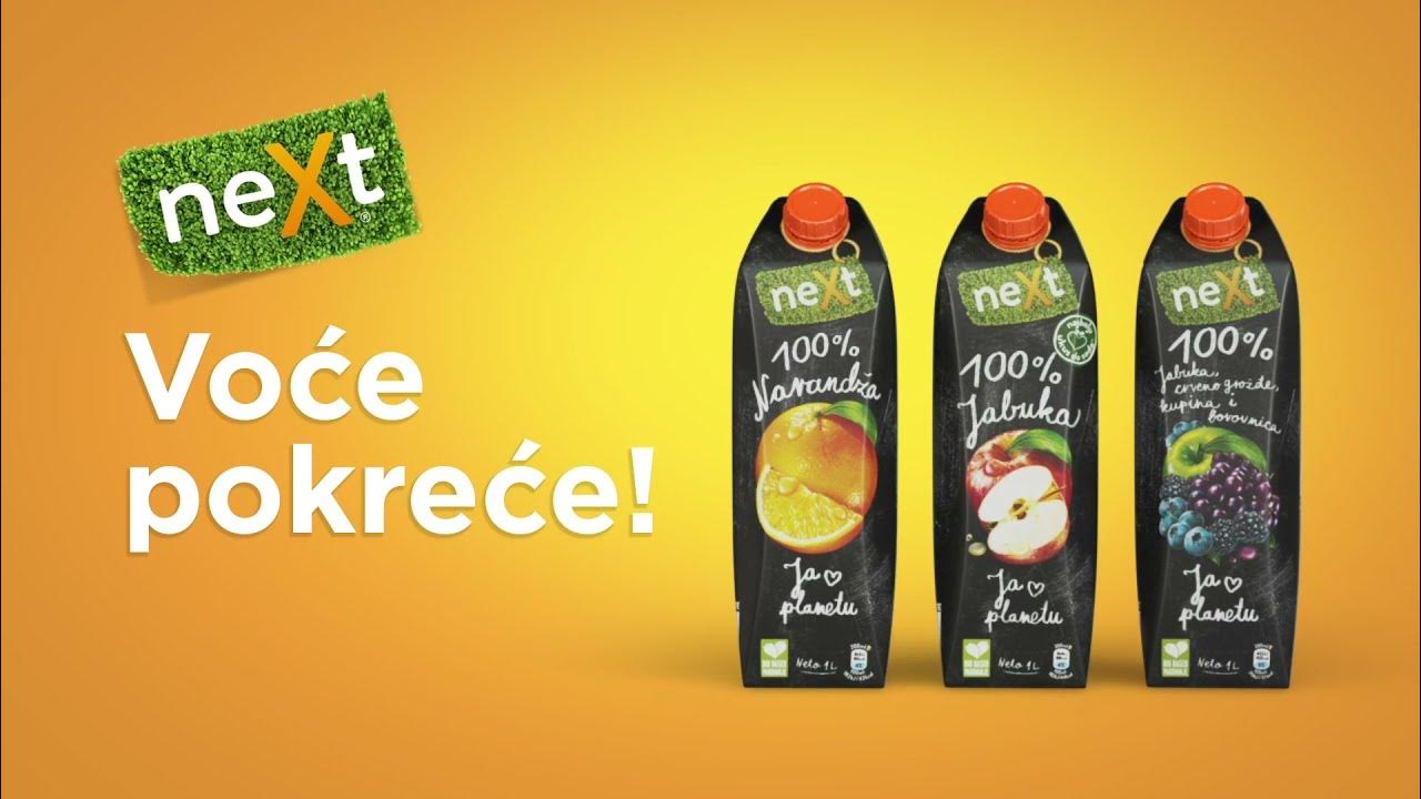 Video prikazuje porodicu u moderno uređenoj kuhinji kako se sprema za doručak, sa stolom na kojem su poslužen sok Next, kuvana jaja, hleb i čaše