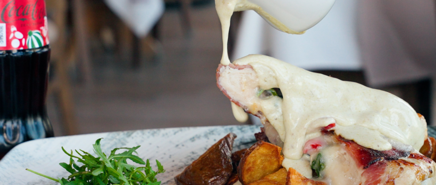 Mish pule me perime, patate dhe salcë, e shërbyer me Coca-Cola.