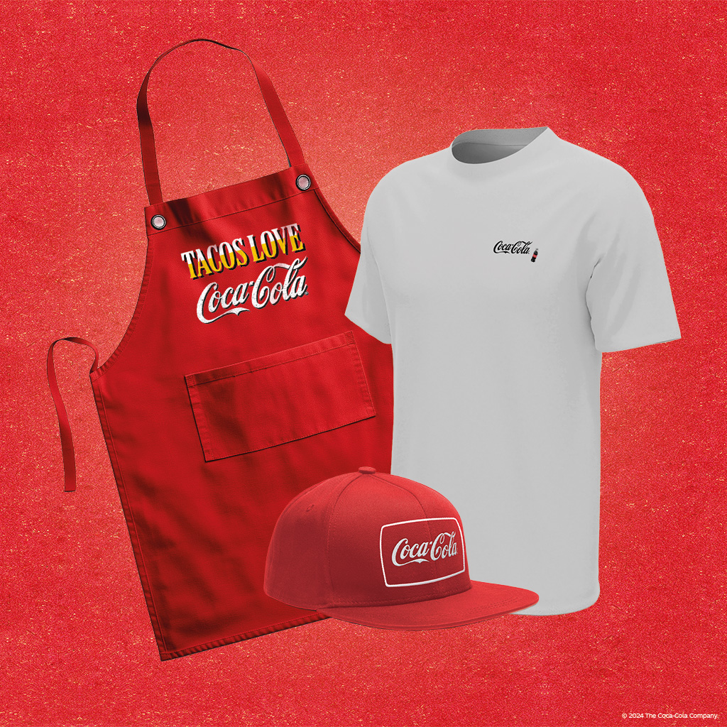 Rött Coca-Cola-förkläde med “Tacos Love Coca-Cola”, vit T-shirt och röd Coca-Cola-keps på röd bakgrund.