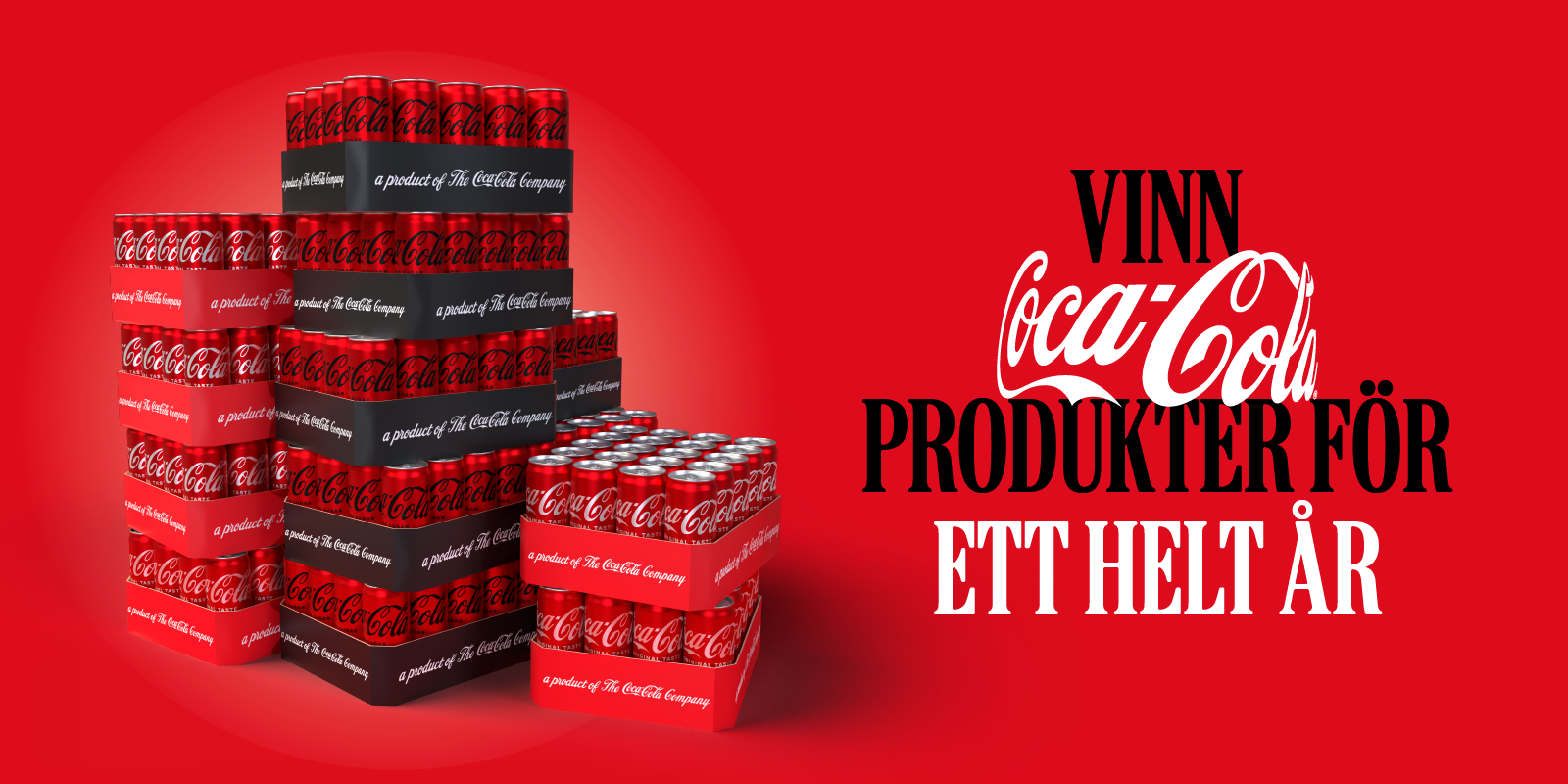 Staplade Coca-Cola-burkar och text som säger: 'Vinn Coca-Cola-produkter för ett helt år'