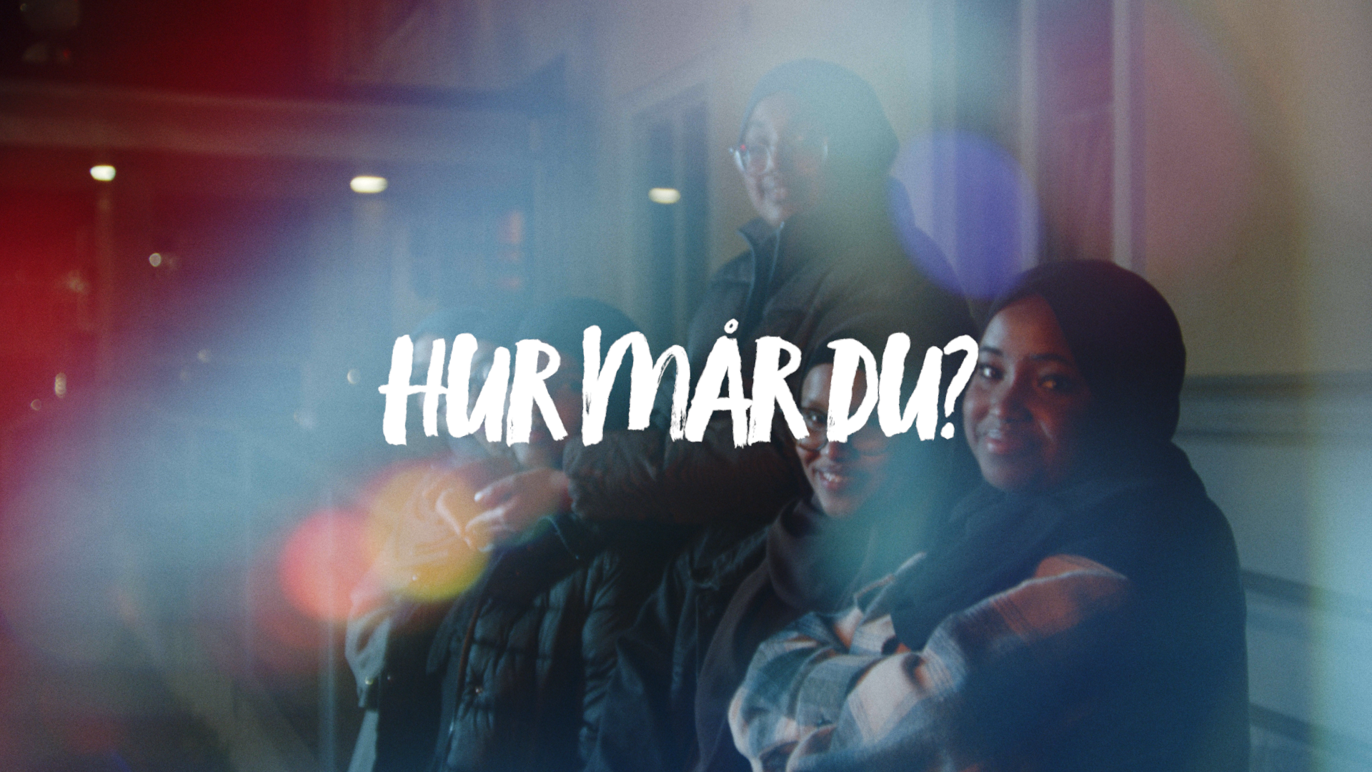 Grupp av personer i vinterkläder med texten “Hur mår du?” överlagrad på bilden.