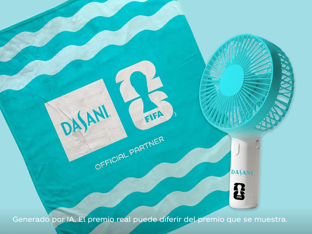Toalla turquesa Dasani x FIFA y ventilador de mano azul sobre fondo celeste, premios refrescantes del casillero de premios.