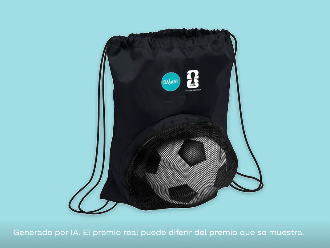 Mochila deportiva negra con logos Dasani y FIFA y compartimento de malla que muestra balón de futbol del casillero de premios.